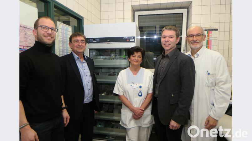 Fördervereinsvorsitzender Andreas Wopperer (Zweiter von rechts) und sein Stellvertreter Andreas Betzlbacher (links) übergaben an die Laborleiterin des St. Barbara-Krankenhauses, Silvia Maier (Mitte), einen neuen Blutkonserven-Kühlschrank. Für den Klinikträger bedankten sich Dr. Detlef Schoenen (rechts) und Michael Enzmann (Zweiter von links). Bild: Hirsch