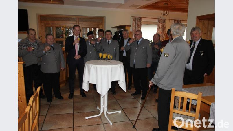 Das Bild zeigt Bürgermeister Kiener und Willi Eimer sie stoßen mit den Besuchern auf ein gutes Neues Jahr 2019 an. Bild: ral