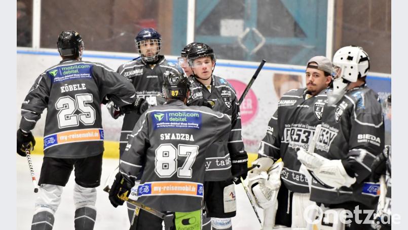 Felix Köbele (links) nimmt die Gückwünsche seiner Teamkameraden entgegen. Bild: Ziegler