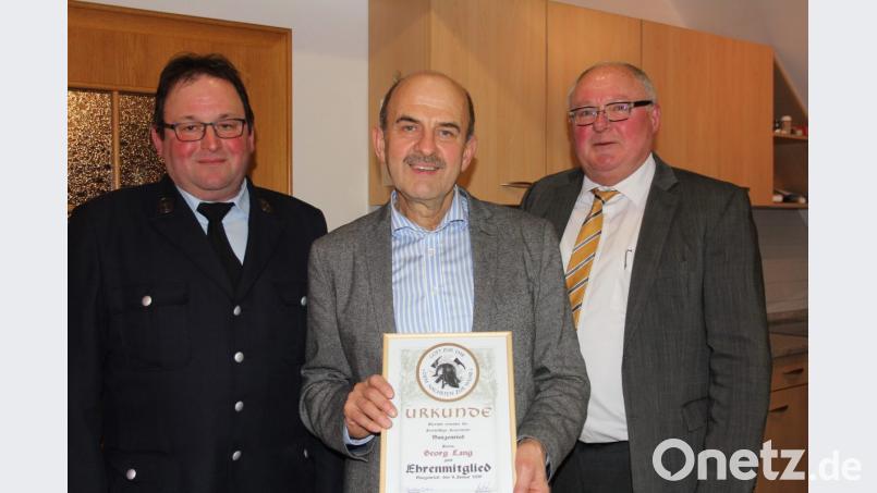 Georg Lang, der 1994 an der ersten Festschrift für die Nunzenrieder Feuerwehr mitgearbeitet hat, ist vom Vorsitzenden Johann Ruhland zum „Ehrenmitglied der Nunzenrieder Feuerwehr“ ernannt worden, wozu ihm auch Bürgermeister Heinz Weigt (rechts) gratulierte. Bild: frd