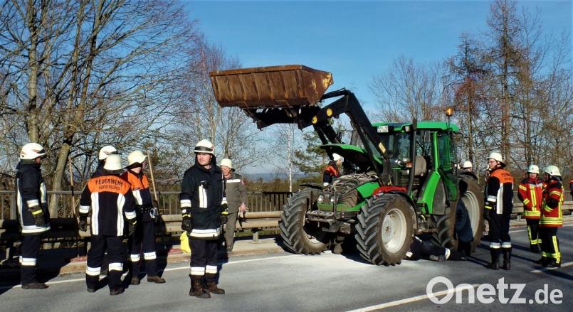 Kleine Ursache, große Wirkung. 3 Feuerwehren rücken mit gut 30 Mann zu einem Schwelbrand unter der Traktor-Motorhaube aus. Die Zugmaschine blieb auf der Staatsstraße von Weiden nach Hirschau stehen. Bild: jml
