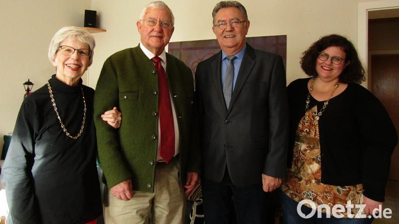 Pudelwohl fühlen sich (von links) Deana und Walter Watson in Auerbach. Zweiter Bürgermeister Herbert Lehner und Tochter Catherine sind glücklich, dass die beiden nach der Übersiedlung aus den USA in die Oberpfalz schnell heimisch geworden sind. Bild: sck