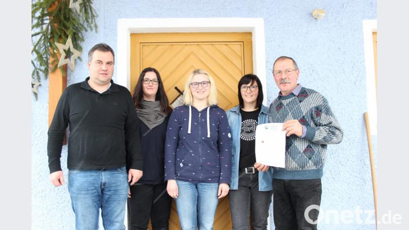 Hermann Härtl, Daniela Bäuml, Tina Meißner, Roswitha Kraus und Vorsitzender Bernhard Bäuml (von links) stellen das umfangreiche Jahresprogramm vor. Bild: heb