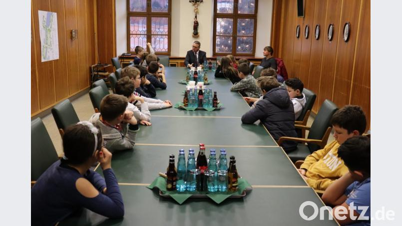 Bürgermeister Franz Stahl empfängt die Klasse 4c der Marien-Grundschule Tirschenreuth im Sitzungssaal des Rathauses. Bild: Stadt Tirschenreuth
