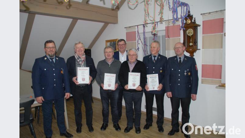 Nach den Ehrungen (von links mit Urkunden): Paul Böhm, Johann Bauer, Alois Ferstl, Johann Koller sowie (links, außen) Kommandant Rudi Werner, in der Mitte Bürgermeister Peter Braun und Vorsitzender Christian Singer (rechts). Bild: pop