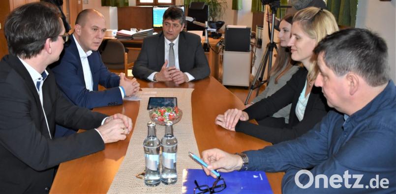 Michael Wittmann vom Bayernwerk (Zweiter von links) erklärt Bürgermeister Edgar Knobloch (Mitte) und Stadtbaumeister Hans Rettinger (rechts) den "Energie-Monitor". Bild: rgr