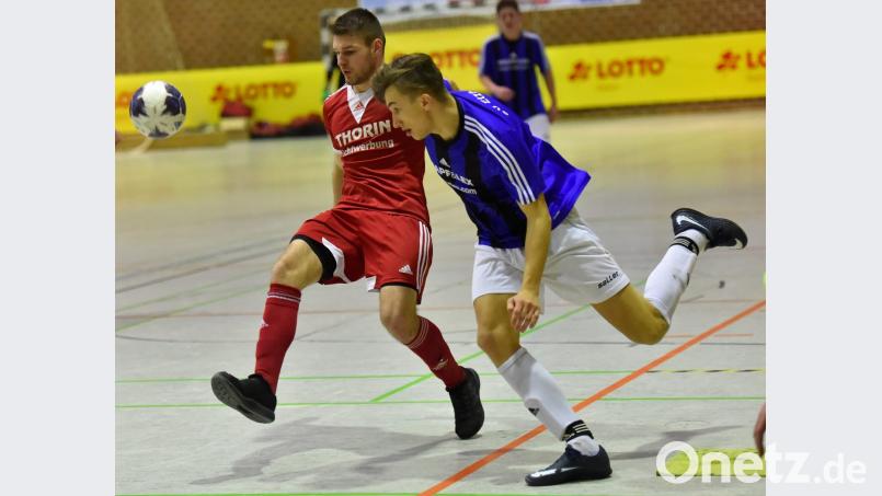 Der Pfreimder Stefan Schießl (links) stoppt im Finale Nico Argauer von der SG Etzenricht II/Luhe-Wildenau II. Bild: A. Schwarzmeier