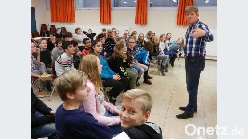 Franz Probst zeigt den Kindern Tricks, wie sie sich beim Lernen so Manches besser merken können. Bild: nn
