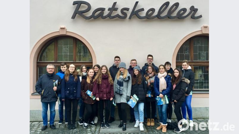 Schulleiter Dr. Thielsen (links) ließ es sich nicht nehmen, zusammen mit den Vertretern der SMV die beiden polnischen Gastschülerinnen Magda (mit Mütze links) und Martyna (mit Mütze rechts) und die aufnehmenden Schülerinnen Chiara (4. von rechts) und Alina (ganz rechts) beim Ausflug nach Weiden persönlich zu begleiten. Bild: exb