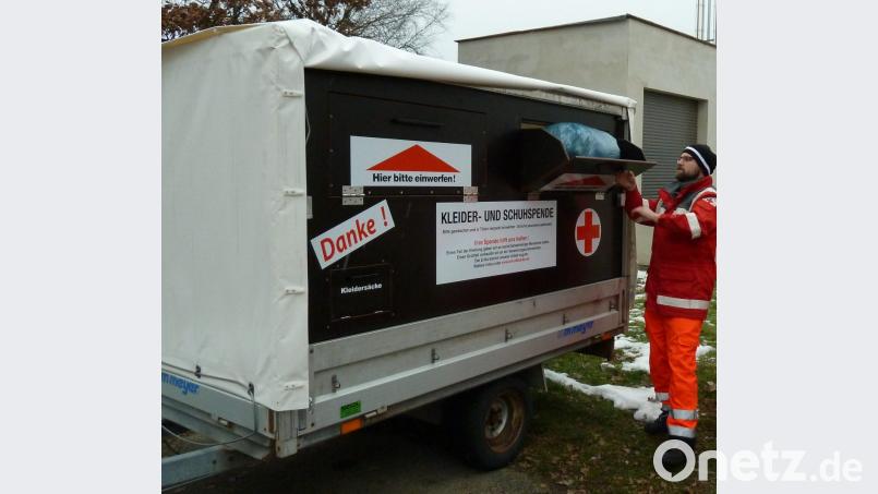 Christian Ostermeier hat mit seinen Kollegen viel Zeit investiert und aus einem Autoanhänger einen mobilen Container für Altkleider geschaffen. Dieser wird an wechselnden Orten zur Verfügung stehen. Premiere ist in Dieterskirchen vom 17. bis 24. Februar. Bild: Portner