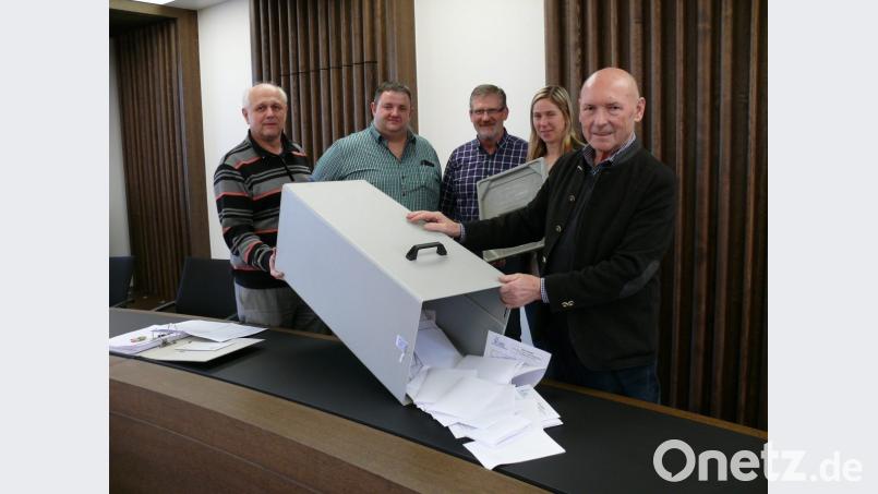 Karl-Hans Hofmann, Helmut Zeitler, Hans Wurm, Annette Spreitzer und 2. Bürgermeister Karlheinz Hoyer (von links) beim Ausschütten der Wahlurne. Bild: kgg