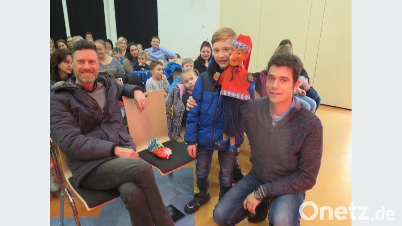 Der Puppenspieler Marc Rehne (rechts) legt großen Wert auf den Kontakt mit seinem Publikum. Bild: jzk