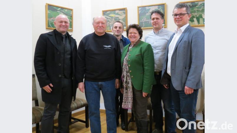 Aufsichtsrat und Vorstand der neu gegründeten Genossenschaft „9Bürger eG“ setzen sich zusammen aus (von rechts) Bürgermeister Martin Birner, Markus Sowa-Deml, Marianne Deml, Andreas Thammer, Alois Wild und Andreas Hartl. Bild: kö