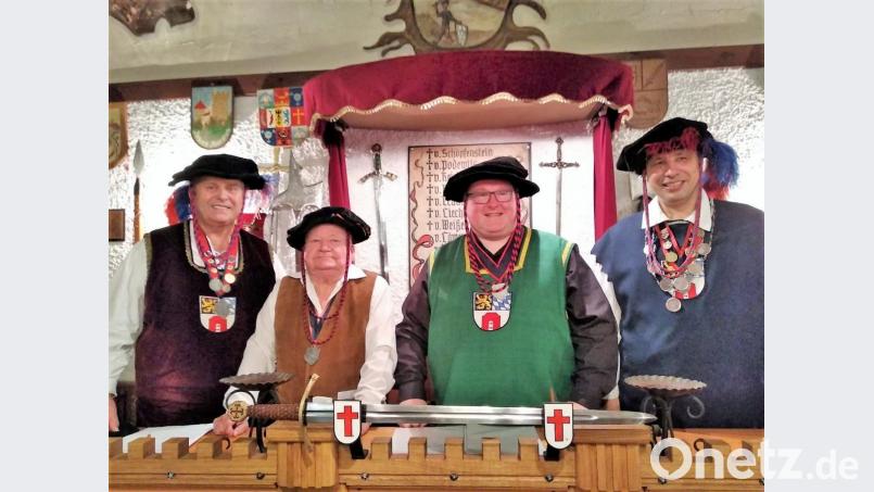 Wolf vom Seegrund auf Haunritz (von links) und Edwin von Eggloffstein sowie Großmeister Werner von Podewils (rechts) der neue Knappe Friederich und freuen sich über die Ernennung des Knappen Friedrich zum Junker. Bild: hl
