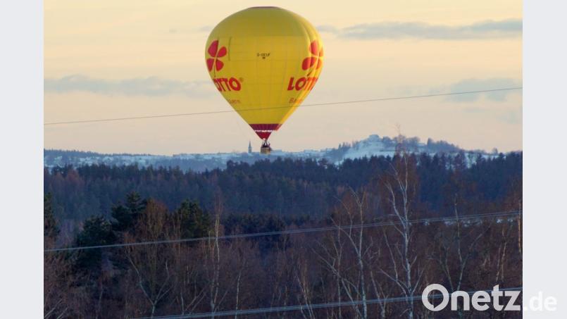 Im Sinkflug auf die Wiese in der Gabellohe. Im Hintergrund Neustadt am Kulm mit dem Kleinen Rauhen Kulm (rechts). Bild: bkr