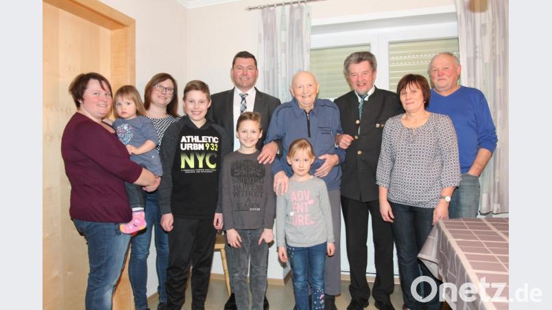 Eingerahmt von Bürgermeister Rainer Rewitzer und Altbürgermeister Johann Walbrunn genießt Karl Grötsch die Glückwünsche zum 99. Geburtstag. Bild: pi