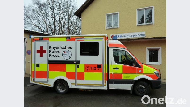 Das neu beschaffte Einsatzfahrzeug der ehrenamtlich tätigen Bereitschaft (Hintergrund-RTW) steht seit 2. Januar in der Garage der Rettungswache am Schießanger. Nur die weißen Aufkleber lassen erkennen, dass es nicht der „hauptamtliche“ BRK-Rettungswagen ist. Bild: Portner