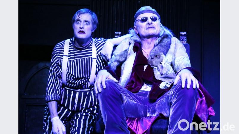 Der Diener Clov (Paul Kaiser) und sein Herr Hamm (Martin Hofer) agieren in Samuel Becketts &quot;Endspiel&quot; im Regensburger Turmtheater mit Leidenschaft und großem Ausdruck. Bild: Alba Falchi