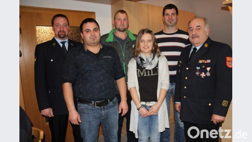 Bei der Ergänzungswahl für die Vorstandschaft ist Matthias Ruhland (vorne links) zum neuen Vorsitzenden, Anna-Lena Baumer (rechts neben ihm) zur Beisitzerin und (hinten von rechts) Christan Götz zum Kassier und Robert Bronold zum Fähnrich gewählt worden, wozu der neue Kreisbrandmeister Peter Killermann (links) und Kreisbrandinspektor Richard Fleck (rechts) gratulierten. Bilder: frd Bild: frd