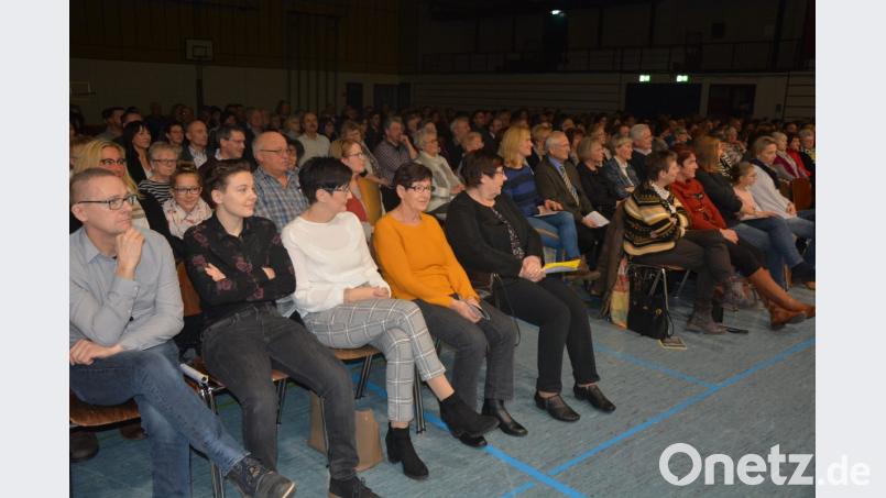 Knapp 400 Besucher erleben das Konzert in der Mehrzweckhalle. Bild: jr