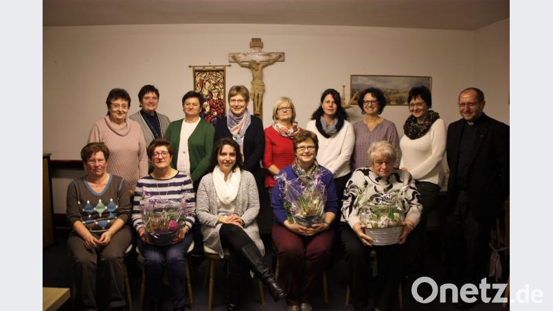 Das Vorstandsteam um Vorsitzende Ramona Roderer (sitzend dritte von links) und Pfarrer Thomas Thiermann bedankten sich bei Helga Böckl (sitzend zweite von links), Hermine Sladky und Brigitte Zeitler (vierte und fünfte von links) für ihre längjährige aktive Mitarbeit im Plößberger Frauenbund. Bild: flt