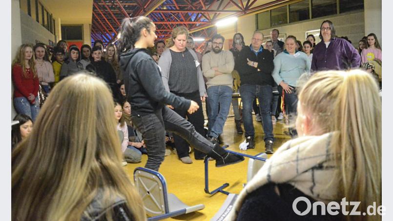 Um Konflikte zwischen Lehren und Schülerinnen zu lösen, müssen keine Stühle fliegen. Die sozialwissenschaftliche Abteilung bewies, dass das Diskutieren über Probleme das wirksamere Mittel sei. Bild: Kunz