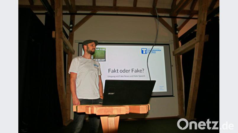 Philipp Reich, Leiter des Jugendmedienzentrums T1, klärt bei einem Workshop im Kunsthaus Waldsassen über Falschmeldungen und Hasskommentare auf. Bild: exb