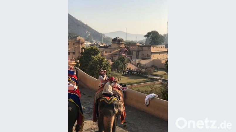 Bild zeigt den Ritt auf einem Elefanten zum Palast von Amber, elf Kilometer von Jaipur entfernt:
Auf dem Elefanten sitzen Carolin Knott (hinten) und Sandra Unglaub. Bild: soj