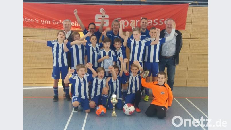 Der Futsal-Kreismeister der E-Junioren mit Turnierleiter Karl-Heinz Luber (links) und Kreisjugendleiter Klaus Meier (rechts) sowie den Betreuer-Team der Panduren mit Andreas Ascherl, Rudi Pongratz und Martin Hildebrand. Bild: Klaus Meier