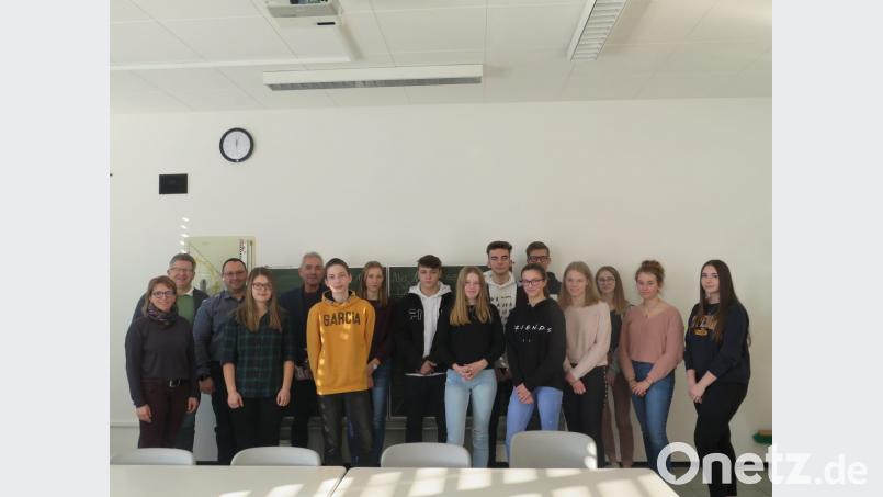 Nach dem dreitägigen Berufswahlseminar ziehen Margit Friedl, German Helgert, Holger König, Richard Zentner (von links) und die beiden Klassensprecher der neunten Klassen ein positive Resümee. Bild: jzk