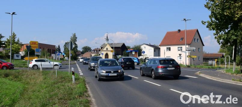 Die Witzlhofer Kreuzung sorgt seit vielen Jahren für Unmut bei Autofahrern, Fußgängern und Radfahrern. Jetzt wollen Stadt Amberg, Gemeinde Poppenricht und Freistaat Bayern gemeinsam nach der besten Lösung suchen. Archivbild: Petra Hartl