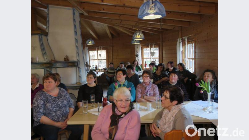 Die Landfrauen lauschen aufmerksam den Ausführungen der Kräuterexpertin. Bild: ubb