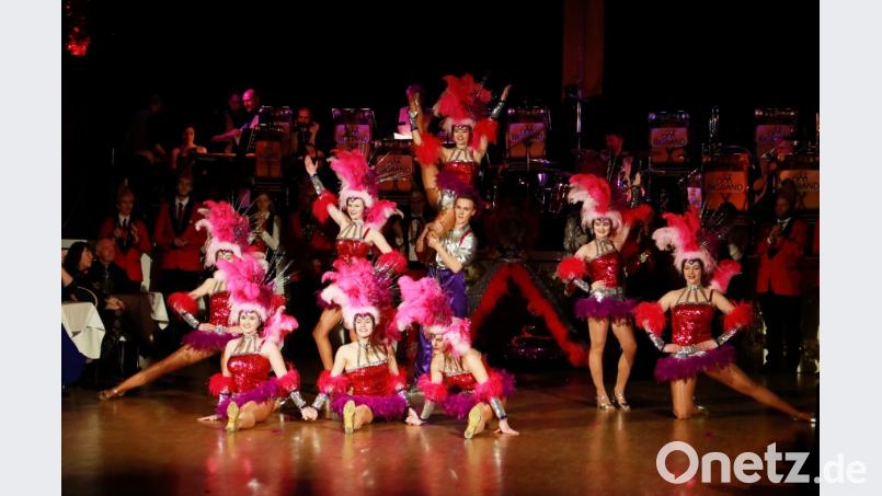 In farbenfrohen Kostümen präsentiert die Narrhalla Windischeschenbach ihren Gardetanz. Bild: njn