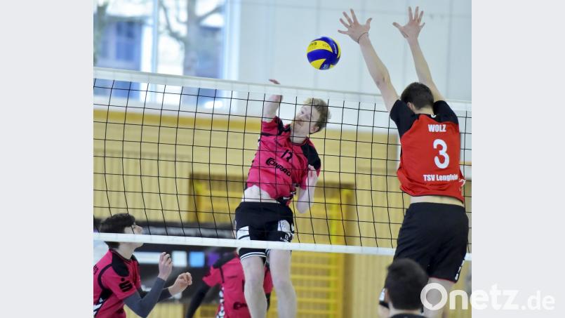 Wuchtiger Schmetterball durch Mittelblocker Florian Wachler vom VC Amberg (Mitte), dem MVP, gegen den blockenden Lengfelder Diagonalspieler Martin Wolz (rechts), beobachtet vom jungen Amberger Zuspieler Marco Nanka (links hinten). Bild: Ziegler