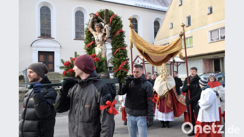 Am Namenstag des Heiligen Sebastian tragen die Hohenburger seit 1770 in feierlicher Prozession eine Statue des Pestheiligen durch den inneren Markt, egal wie das Wetter auch sein mag. Begleitet wird er vom Allerheiligsten unter dem Himmel, wie man dies sonst nur noch an Fronleichnam sieht. Bild: bö