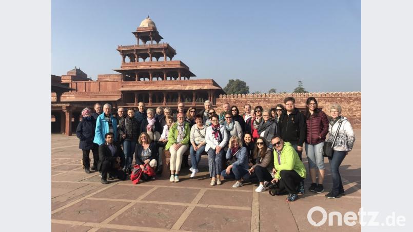 Die Reisegruppe vor dem Panch Mahal, einem Palast in Fatehpur Sikri, Uttar Pradesh, Indien. Der Panch Mahal, der &quot;Windfängerturm&quot; bedeutet, wurde von Akbar in Auftrag gegeben. Diese Struktur steht in der Nähe des Zenana-Viertels, was die Vermutung stützt, dass er zur Unterhaltung und Entspannung genutzt wurde Bild: soj