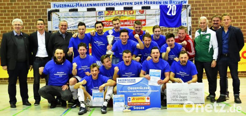 Die SG Etzenricht II/Luhe-Wildenau II darf schon wieder jubeln: Der A-Klassist siegte eine Woche nach der Futsal-Kreismeisterschaft auch bei den Bezirkstitelkämpfen. Der verdiente Lohn ist die Teilnahme an der Bayerischen Meisterschaft am Samstag, 26. Januar, in Stadtbergen. Bild: A. Schwarzmeier