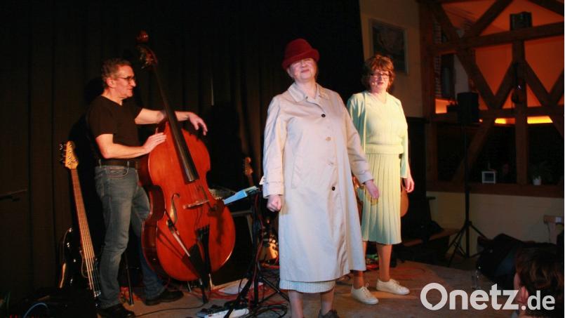 Regina Diegel (Mitte) und Monika Helmstreit stammen aus Vohenstrauß. Die „Schrägschrauben“ gastieren, gemeinsam mit ihren „Musiküssen“, bereits seit über einem Jahrzehnt sehr erfolgreich auf den Bühnen. Bild: wro
