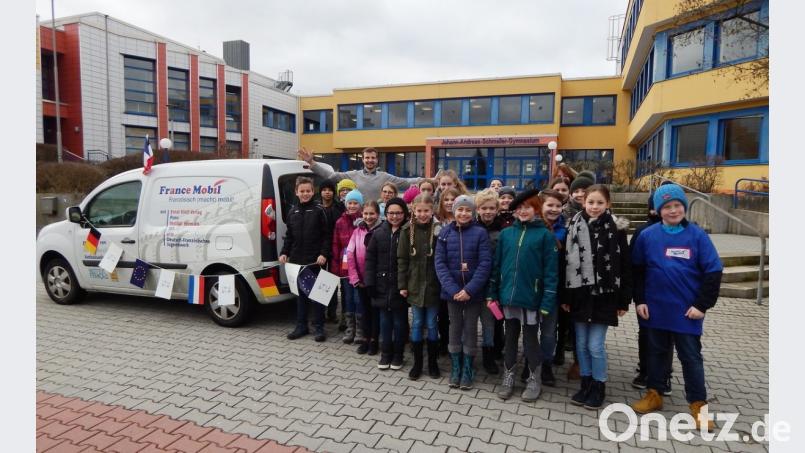 Schüler des JAS-Gymnasiums lernten mit Antoine Sourdeau und seinem „France-Mobil“ Frankreich und die französische Sprache kennen. Bild: exb