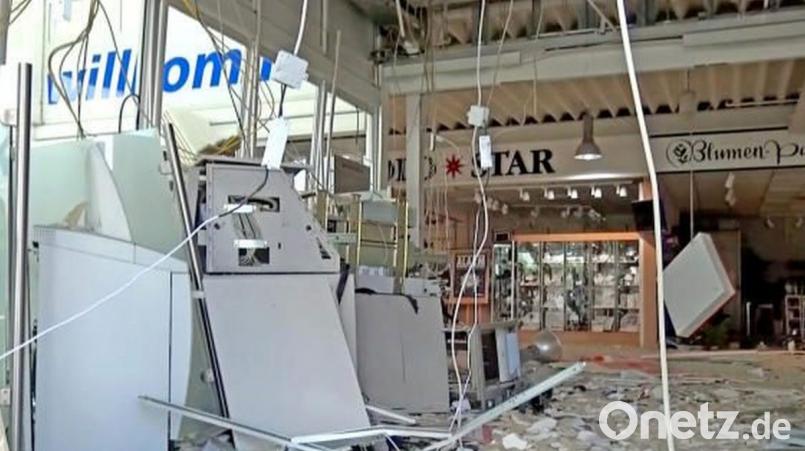 Die gesprengten Geldautomaten in Pentling. Bild: dpa