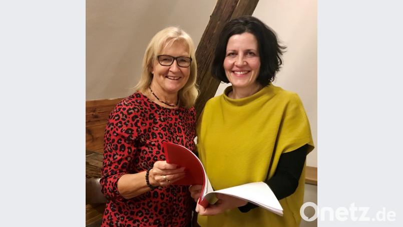 Bavaria Bohemia e.V. Vorsitzende Irene Träxler (links) blättert zusammen mit CeBB-Leiterin Dr. Veronika Hofinger durch die Beschreibung der vom DTZF bewilligten zwei Projekte Bild: eib