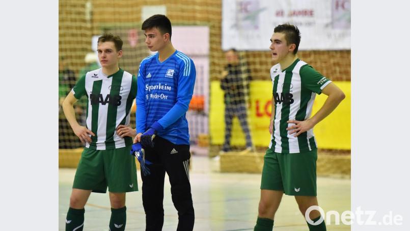 Die Ost-Spieler Daniel Füßl, Leandro Ehring und Jakob Siegert (von links) schauen betreten drein. Der Kreisligist scheiterte nach großem Kampf unglücklich im Halbfinale gegen die SG Etzenricht II/Luhe-Wildenau II. Bild: A. Schwarzmeier