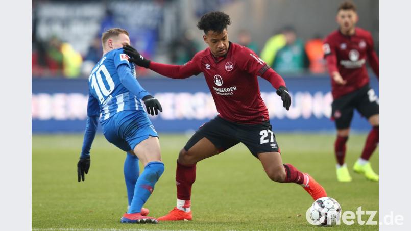 Nur selten konnte sich Nürnbergs Matheus Pereira (rechts, hier im Duell mit dem Berliner Doppel-Torschützen Ondrej Duda) gegen seine Gegenspieler durchsetzen. Der Club unterlag am Sonntag daheim mit 1:3 und geht schweren Zeiten entgegen. Bild: Daniel Karmann/dpa