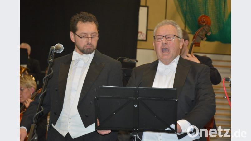 Wolfgang Braun (links) und Alfred Haubner präsentieren stimmgewaltig Auszüge der Oper „Der Barbier von Sevilla“. Bild: jr