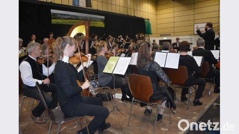 Das 50 Personen umfassende Orchester mit Leiter Jakob Johannes Schröder. Bild: jr
