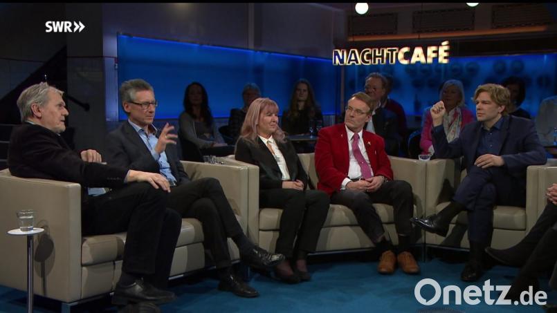 Der Amberger Ex-Pfarrer Stefan Hirblinger (Zweiter von links) erzählt im SWR-Nachtcafé von seinem Alltag als Familienvater. 	Screenshot: roa Bild: roa