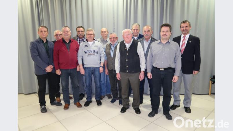 Nach erfolgter Wahl beim Gesangverein Traßlberg (von links): Zweiter Bürgermeister Hermann Böhm, stellvertretender Gruppenvorsitzender Herbert Ernst, Horst Kleindienst, Werner Hartmann, Erwin Rösch, Michael Graubmann, Günther Wilfer, Fritz Schurz, Josef Weiß, Leo Donhauser, Christian Widmann und Vorsitzender Richard Neudecker. Bild: exb