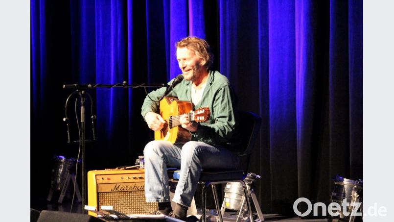 „Und heut', heut' stehn wir am Odeonsplatz und singen "Blowing in the Wind". Mit tausend anderen stehen wir umanand, die auch für den Frieden sind.“ Der Pazifist mit Wunsch nach einer basisdemokratischen Anarchie wendet sich mit „Hey, Staat“ direkt an die Spitze. Bild: Dagmar Williamson [dwi]