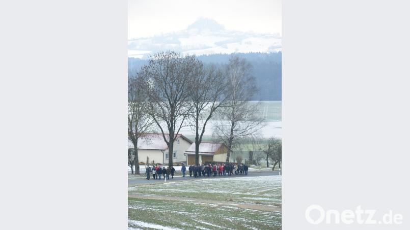 Bei eisigem Ostwind ziehen die Gläubigen von Parkstein nach Kirchendemenreuth. Bild: bey