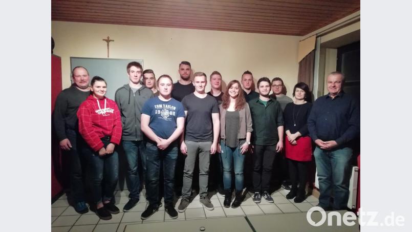 Florian Meier (vorne, Zweiter von links) gibt bei der KLJB weiterhin den Ton an. Unser Bild zeigt das neue Team zusammen mit den Jugendbeauftragten: Hintere Reihe von links Thomas Wilhelm, Simon Lehner, Sebastian List, Jonas Bauer, Marco Poletti, Martin Bauer und Christoph Eckl, vordere Reihe von links Paula Hien, Florian Meier, Michael Ries, Veronika Probst, Timo Ries und Theresia Dobler. Bürgermeister Josef Deichl (rechts) sagte den jungen Leuten die Unterstützung der Gemeinde zu. . Bild: ral